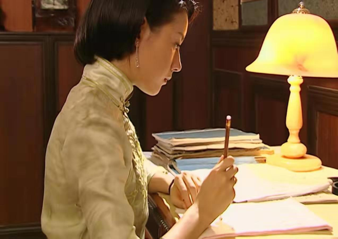 《金粉世家》冷清秋醒了:"纨绔子弟能娶我,不过是因我爱虚荣"