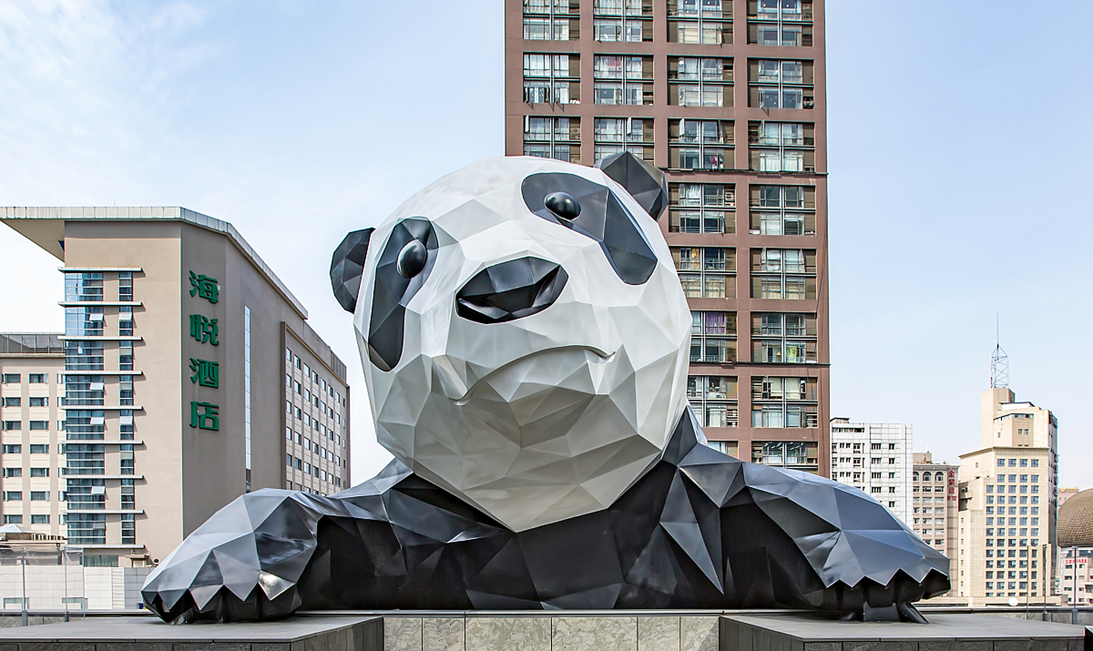 雕塑网红打卡地# #雕塑厂家# 商业街雕塑摆件是指为商业街区域设计和