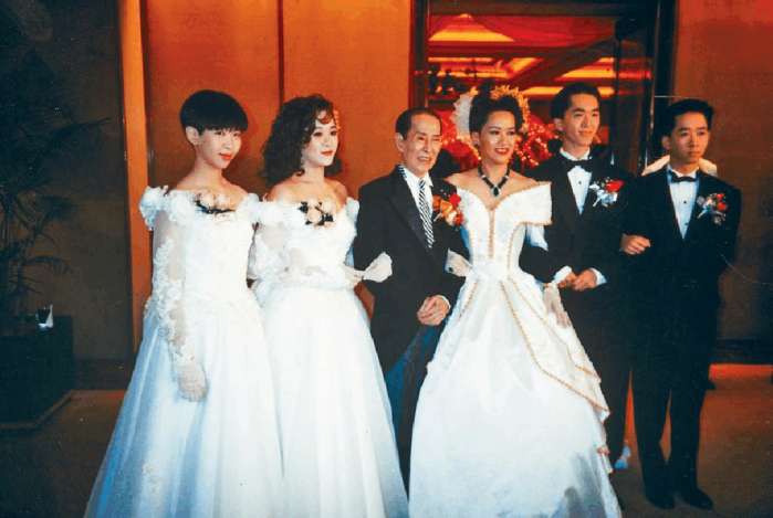 香港两大男星还是"一夫多妻", 谭咏麟伤透脑筋,而他却三房和睦!