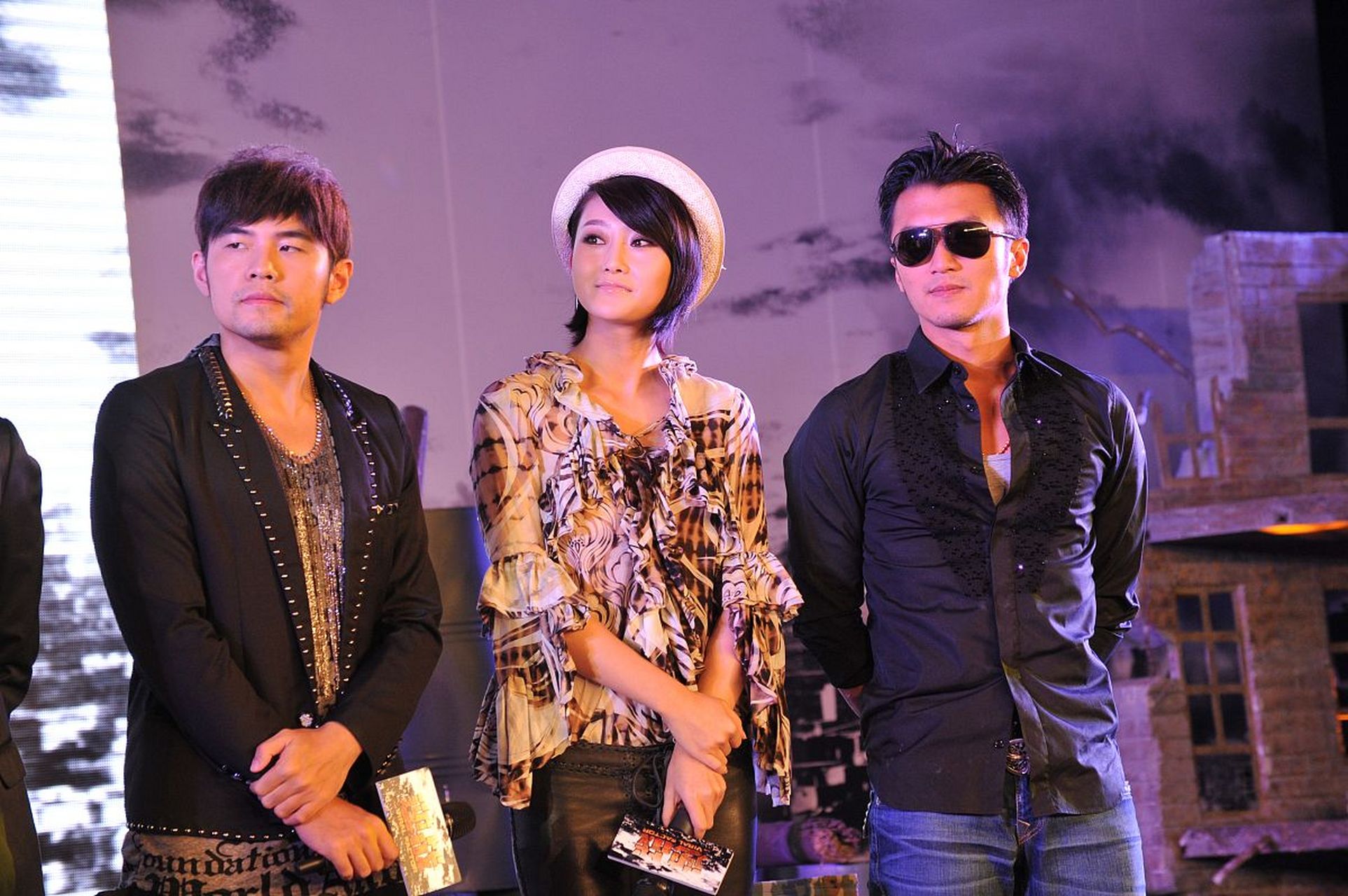 留胡子,真的会,显老很多[左捂脸]!#谢霆锋# #周杰伦