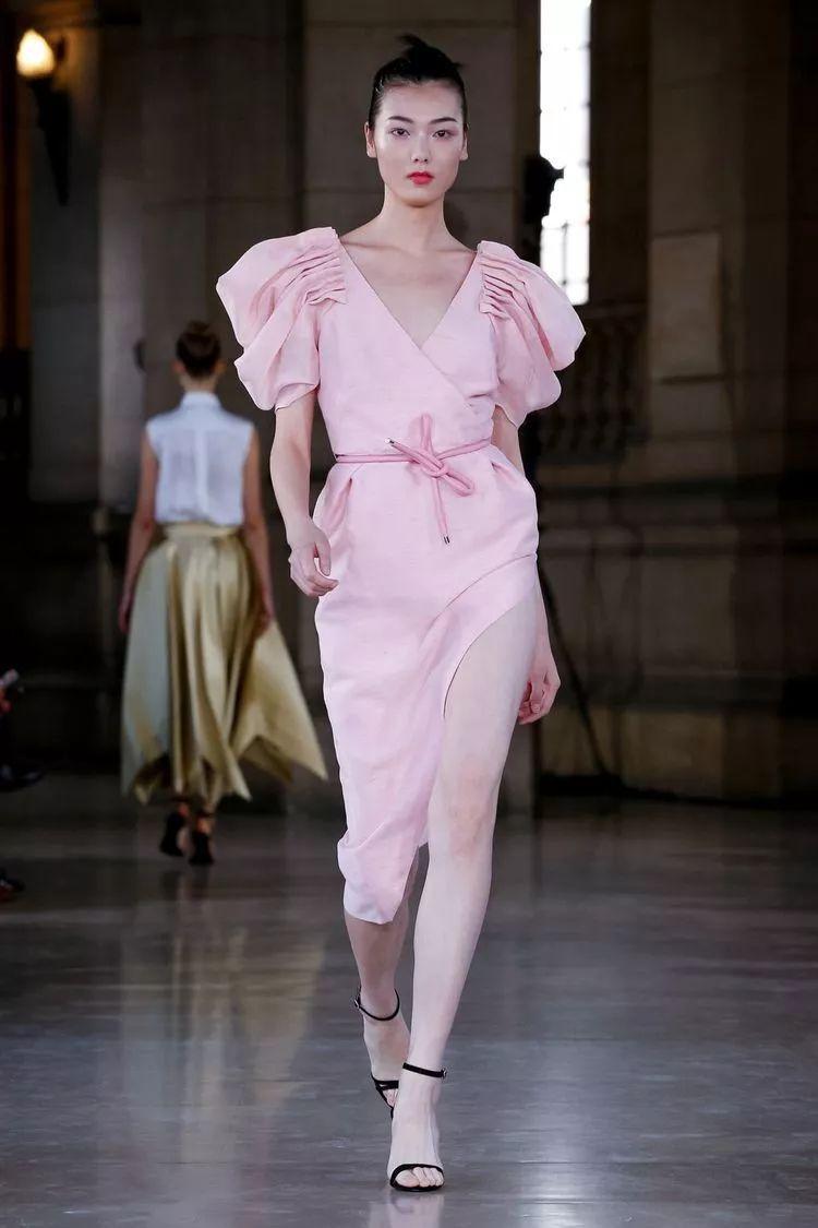 简约个性的穿搭,时尚的款式设计,既显优雅,又显大方