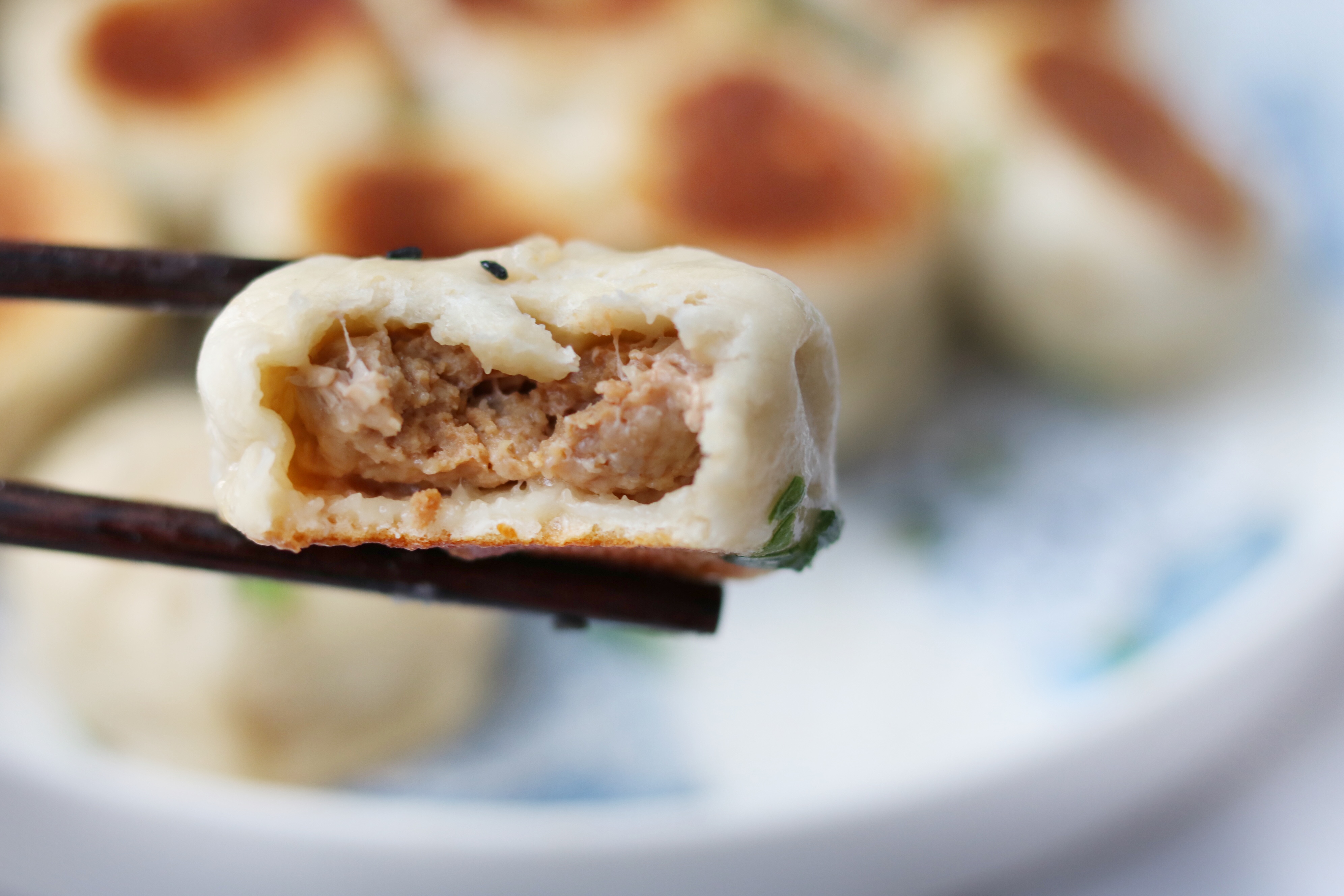 70岁的老奶奶教你做水煎包,软松脆底,鲜香多汁,连吃三天也不腻