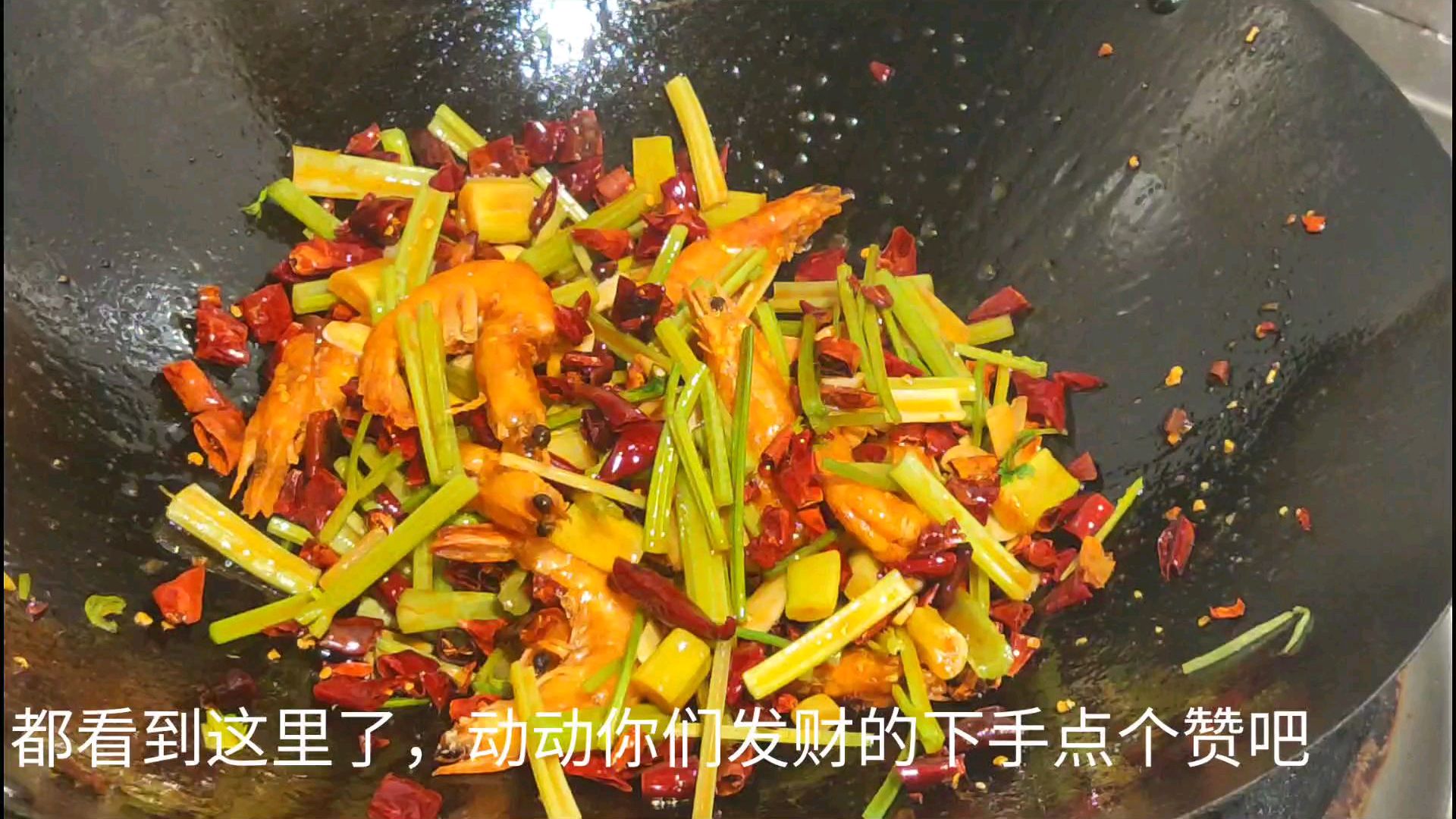 大虾最解馋的做法:麻辣酥脆,鲜香够味,一个人3斤都不够