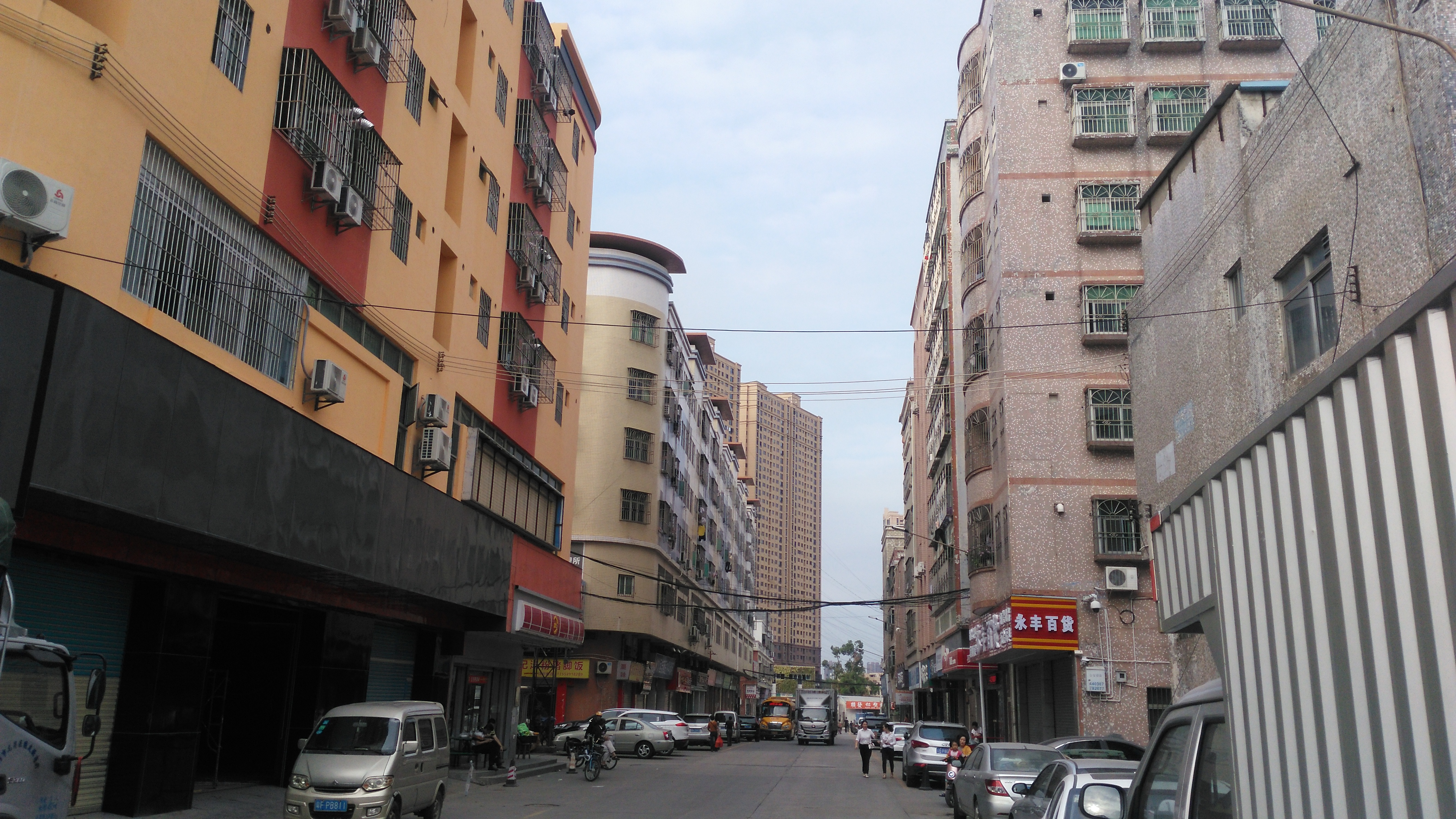 深圳龙岗龙西社区早上街边实拍,道路很整洁,街上人很多