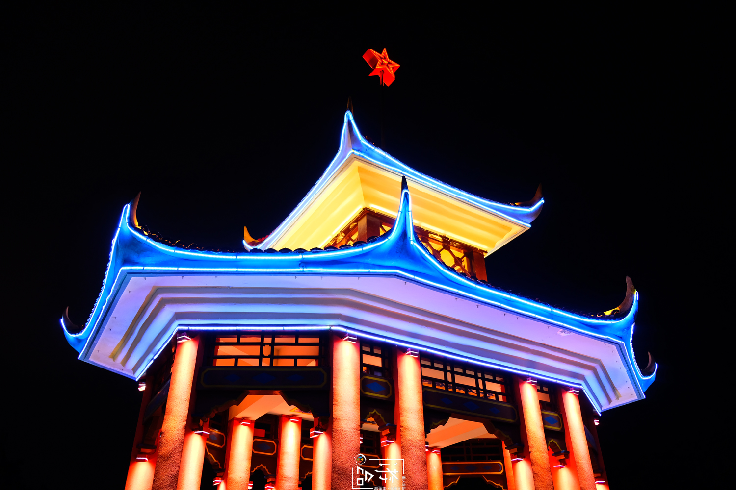 一颗红星闪耀四方,枇杷山上的夜色如此撩人