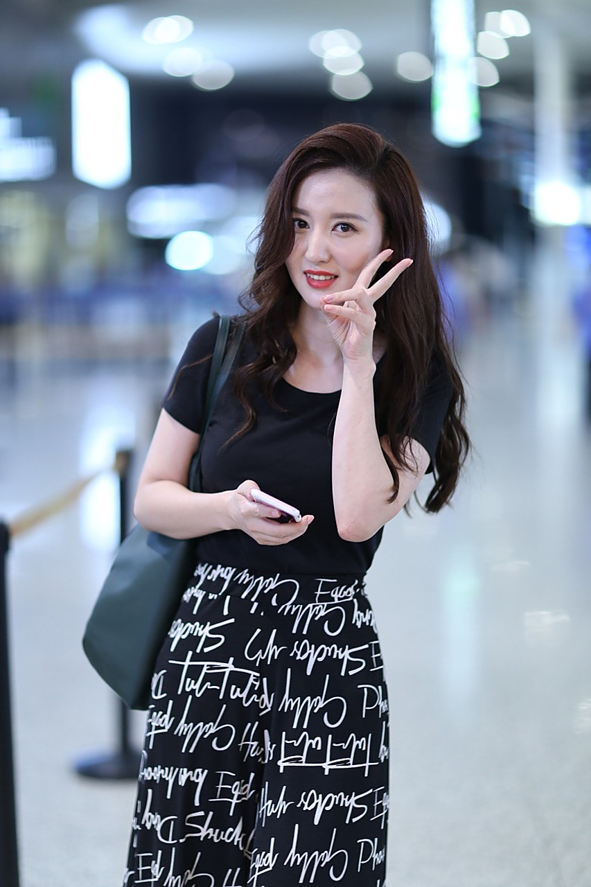 说这回的新剧角色不但没有出轨,还单身几十年连对象都没有.