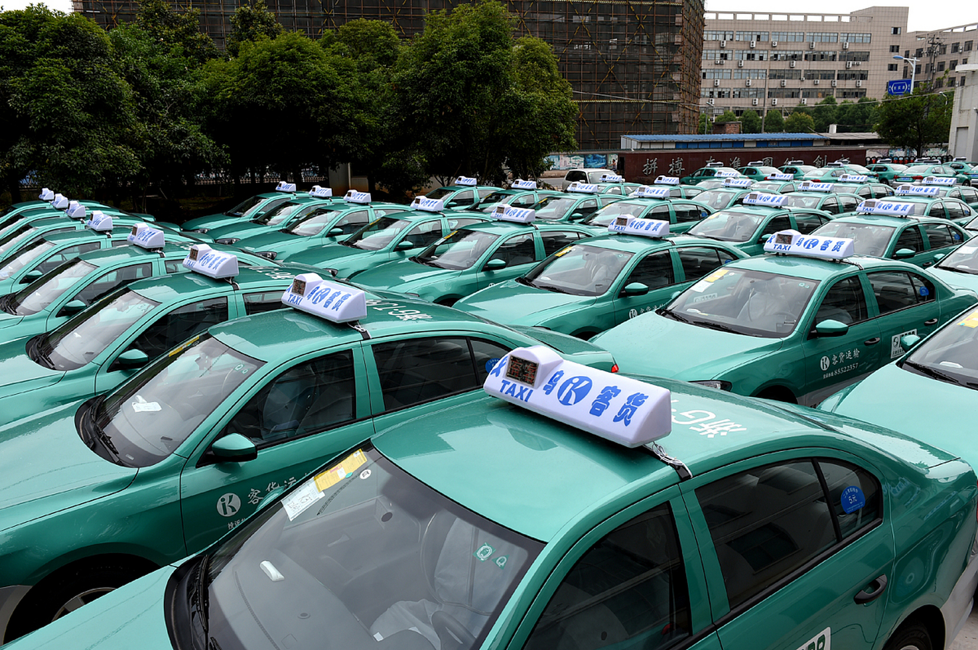 济南出租车价格贵,惹争议 最近,在山东济南地区,出现一起关于出租车