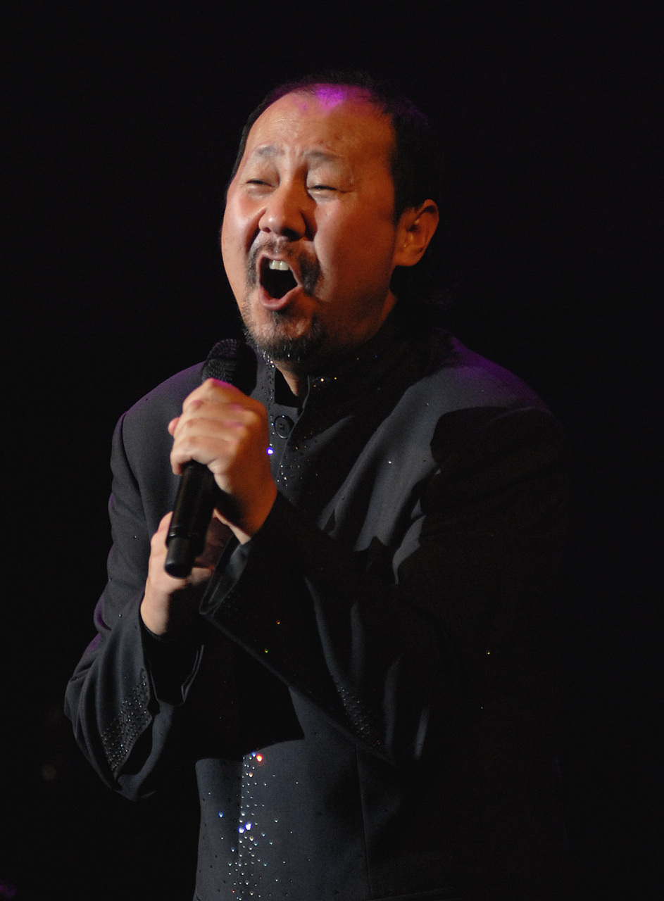 腾格尔年轻时是个酒蒙子,那时候,他还没有成名,就在家乡投资了四家