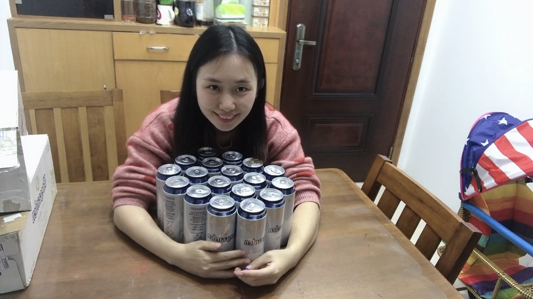 爱喝酒的妹子,听网友的建议买两箱啤酒在家备着,想喝就能喝