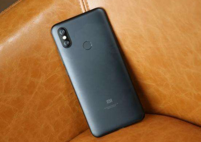 小米6x,外观设计精致,是一款自拍功能强大的双摄大屏手机