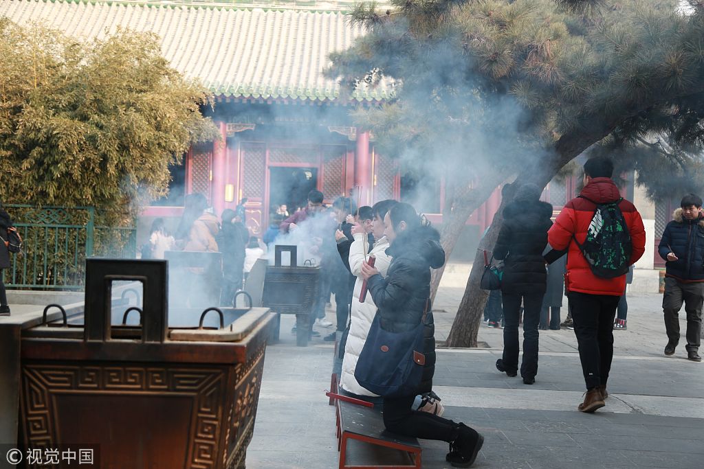 北京雍和宫香火旺盛 人们虔诚顶礼膜拜