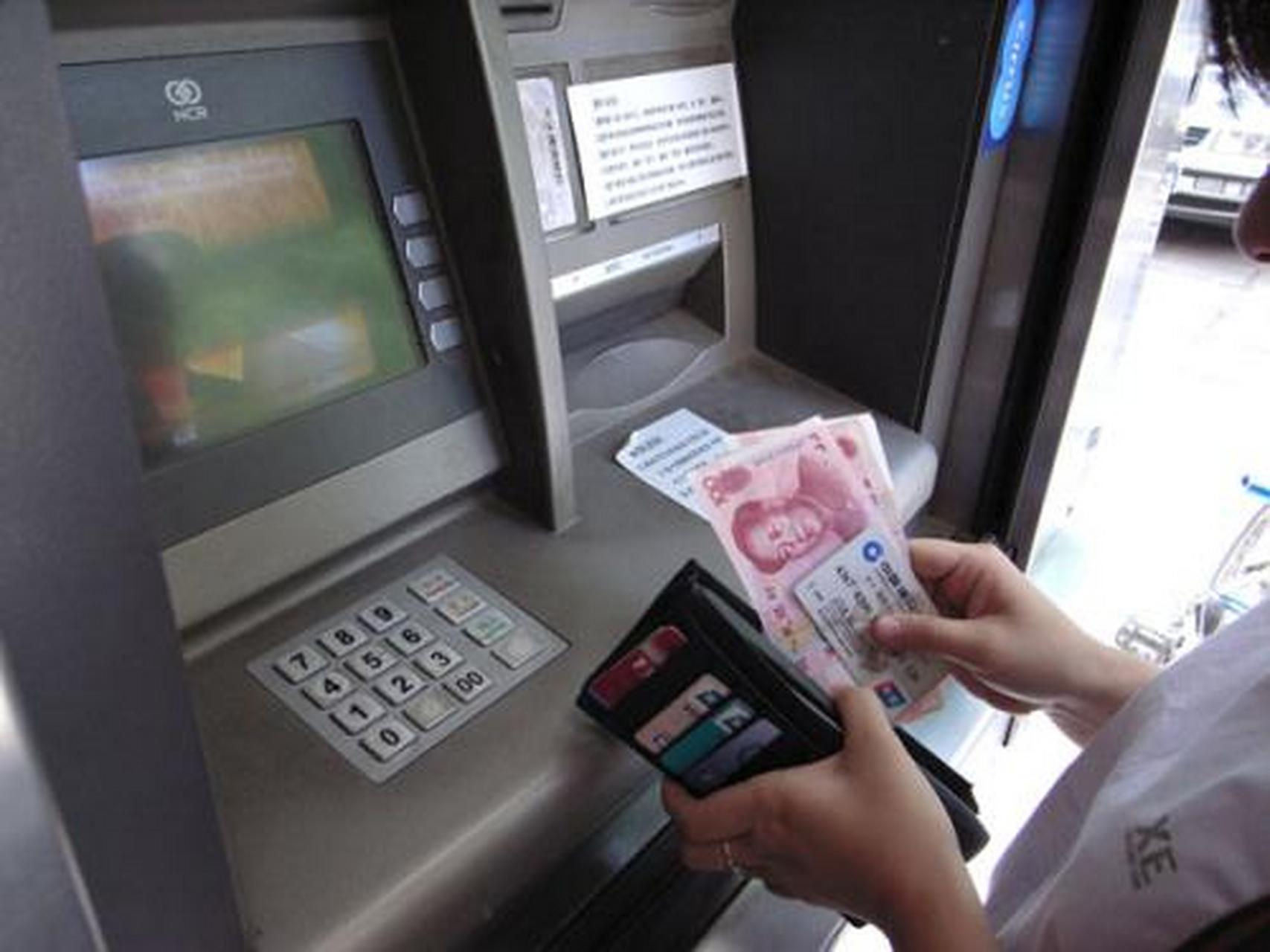 有一个人晚上去银行存款,碰上atm机故障了,一万元被吞,当即打电话联系