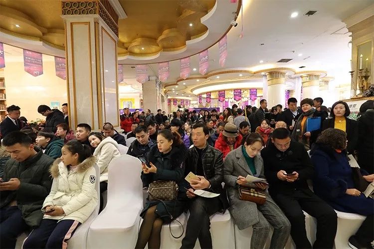 2018年8月26日,丝路寰球港·花涧洋房沿街商铺开盘,销售3亿元.