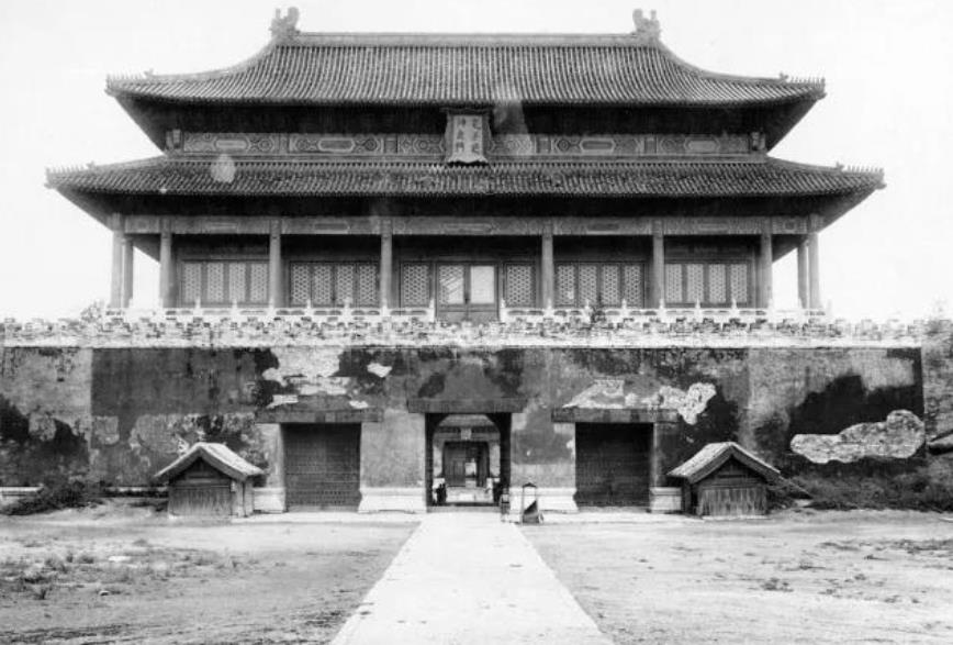 神武门也是破旧不堪,墙上的墙皮都已经脱落,已经没有了一丝的威严.