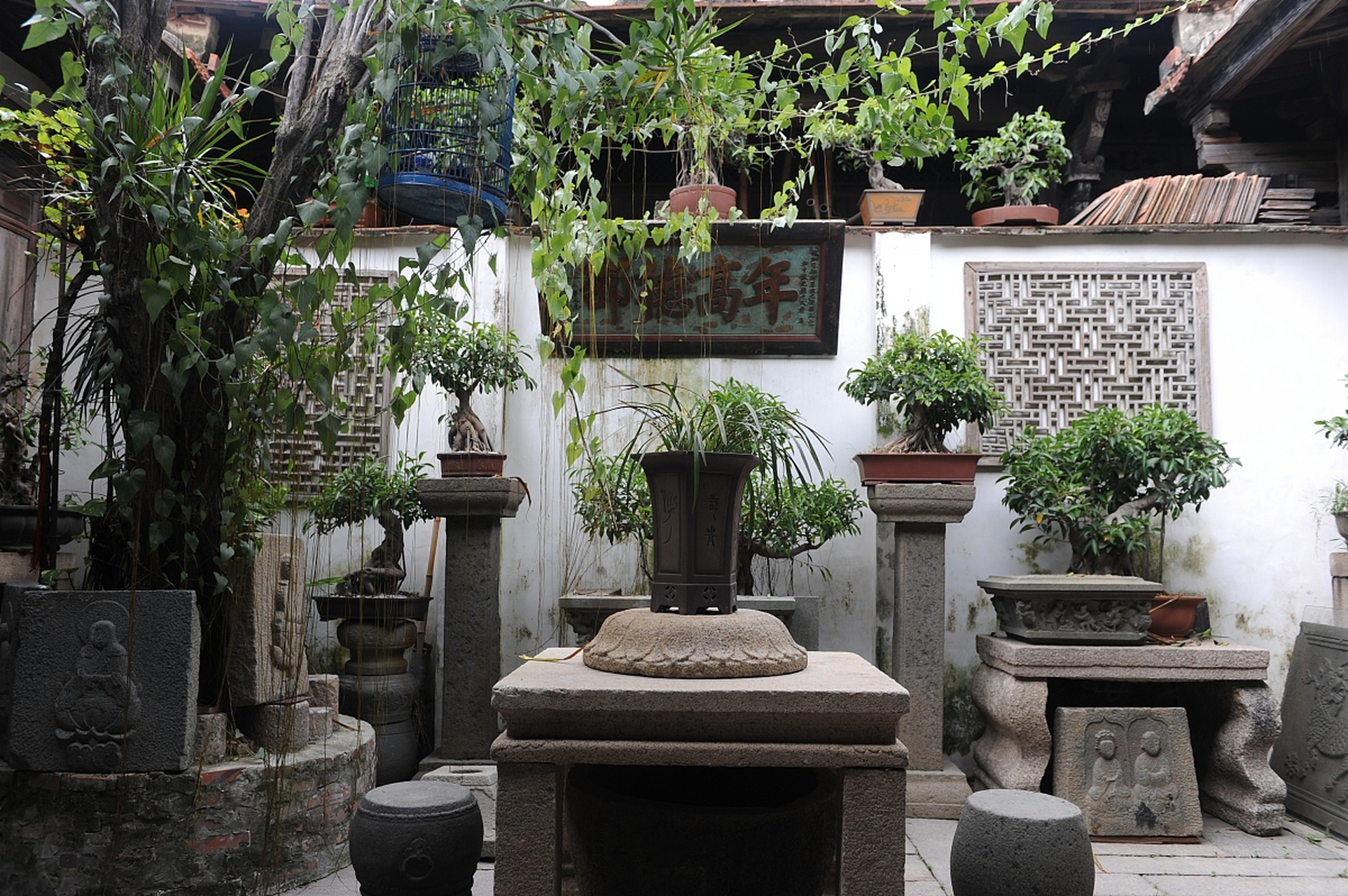 建水朱家花园介绍: 历史背景: 朱家花园始建于清光绪年间,历时约30年