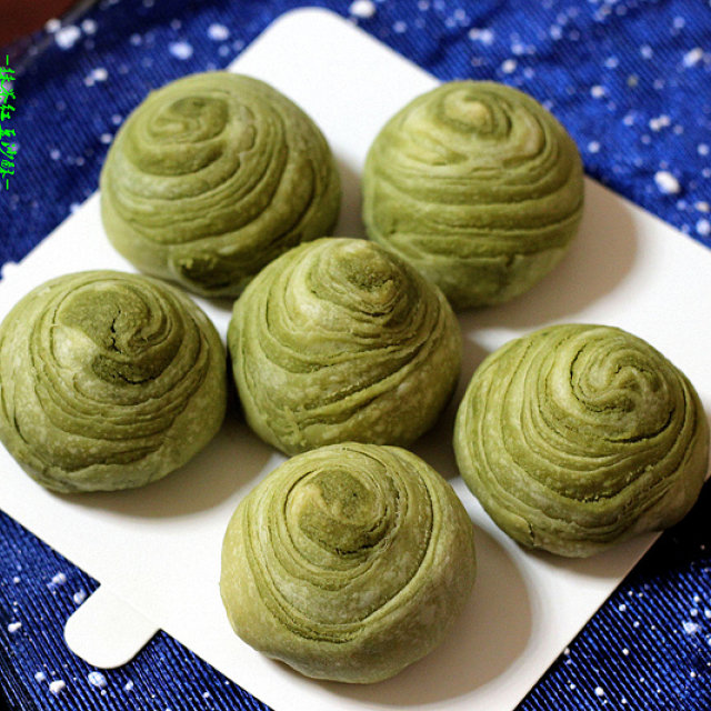 抹茶红豆沙酥,入口即化,一缕抹茶的清香萦绕舌尖