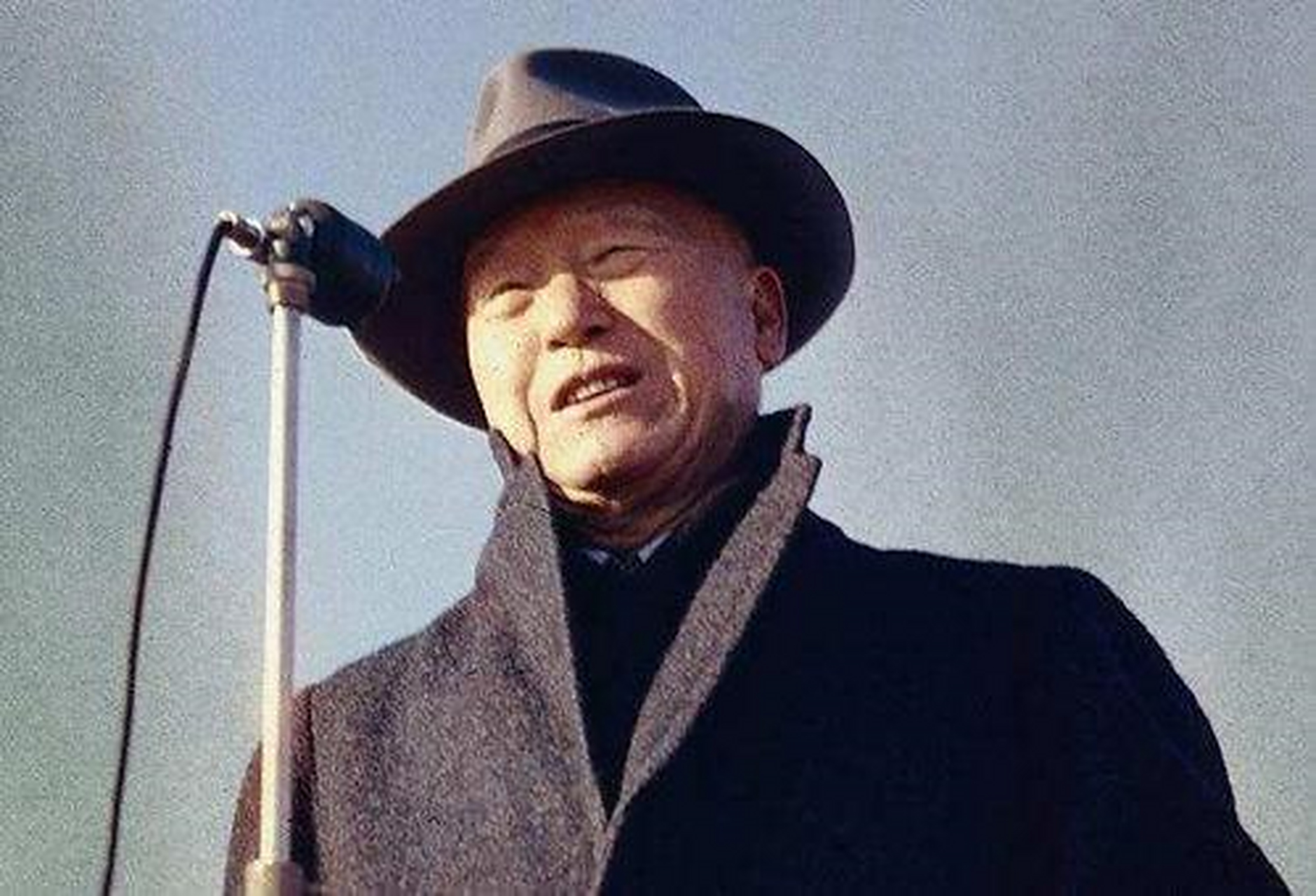 李承晚对停火非常敏感,坚决反对美国同中国和谈,执拗要求美军再次打过