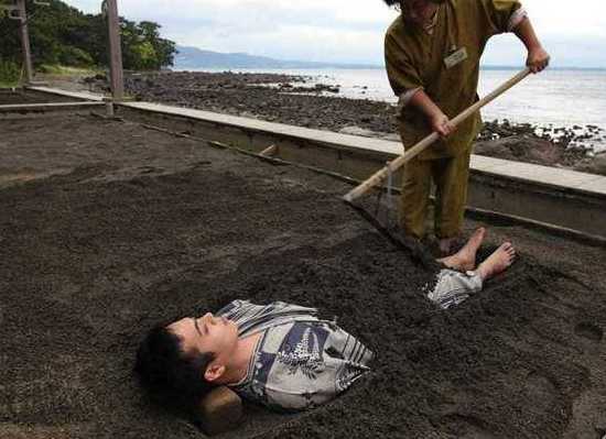 日本活埋温泉走红,打破以往泡温泉方式