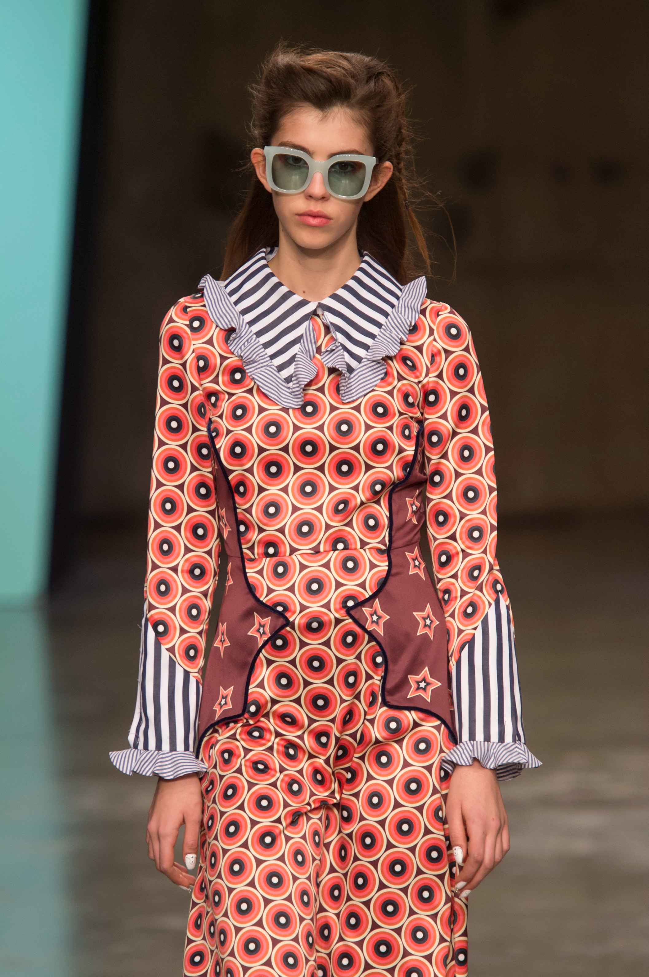 衣服的袖子和衣领部分,是条纹图案,结合着波点图案很漂亮