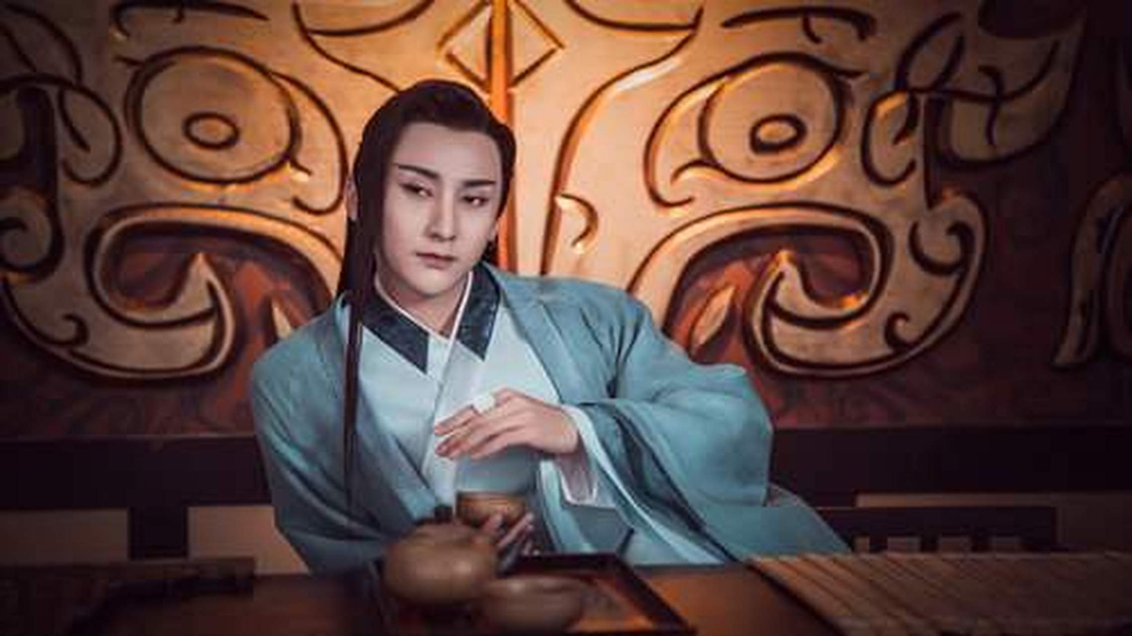 龙阳之好的由来:一日,魏王与龙阳君同船钓鱼,龙阳君钓得十几条鱼,竟然