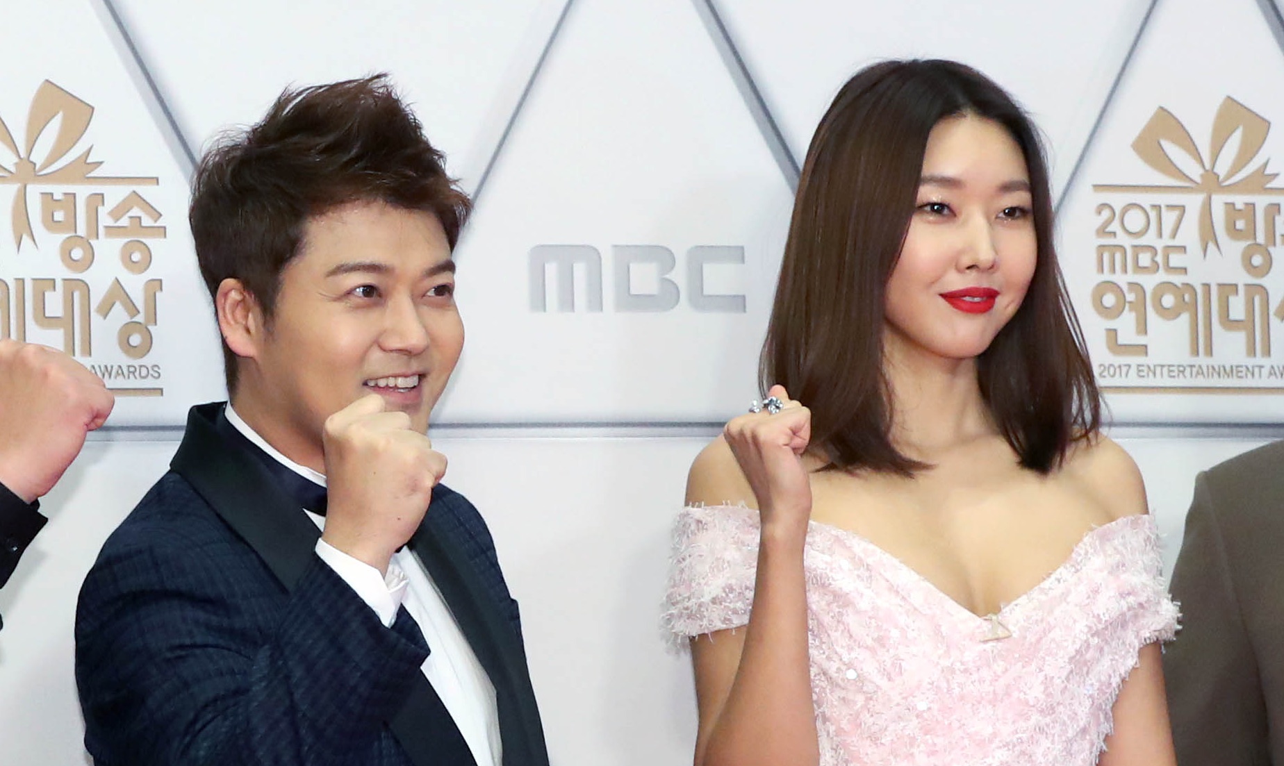 韩国著名mc全炫茂与女模韩惠珍分手?双方经纪公司回应:并非事实