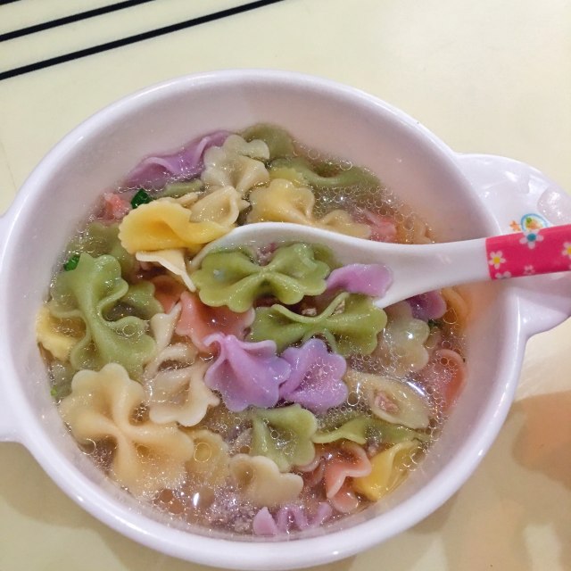 蝴蝶蔬菜面汤,鲜美好吃,十分钟就搞定