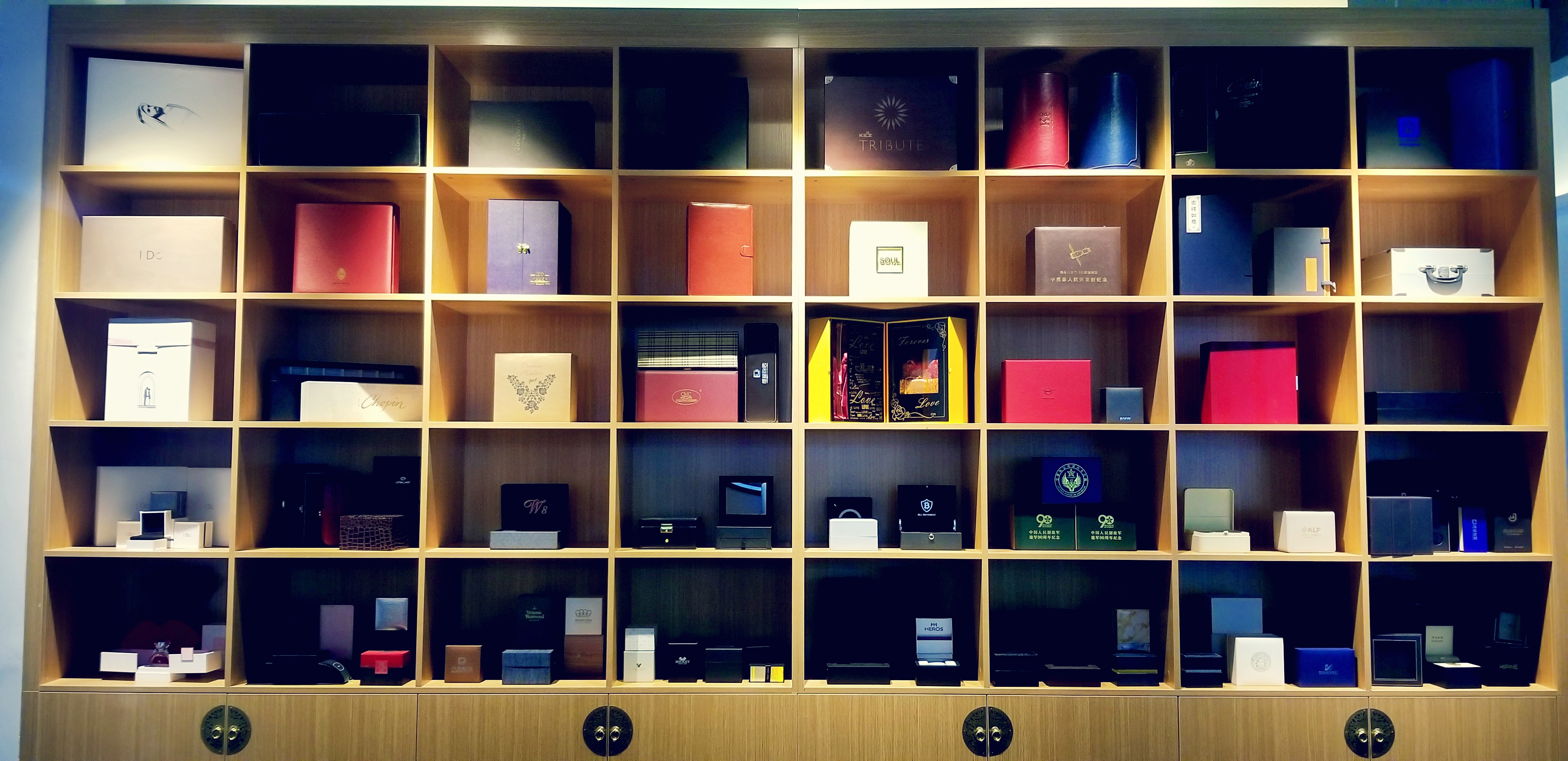 但是在其款式或者是加工工艺上都要略逊于礼盒包装厂制作的礼品盒子