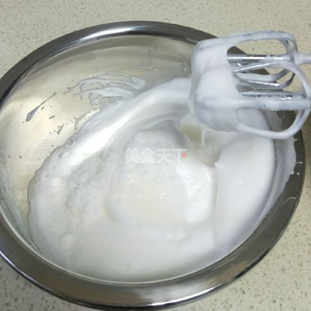 第10步,打至浓稠第三次加入白糖继续打.