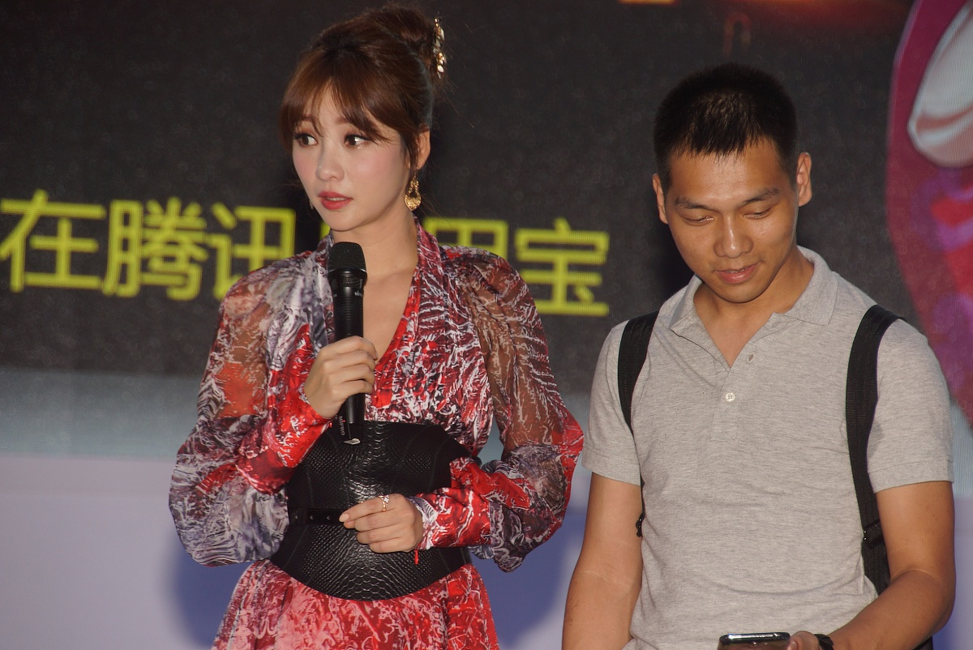 柳岩和宋小宝同台演出,这可真是娱乐圈的一大盛事啊!