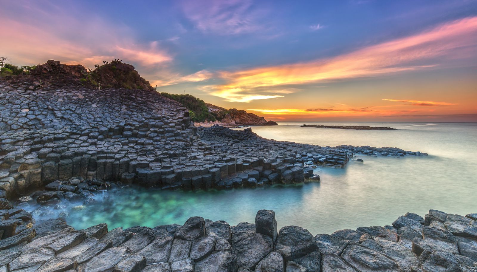 see the iconic giants causeway   参观标志性的巨人堤道