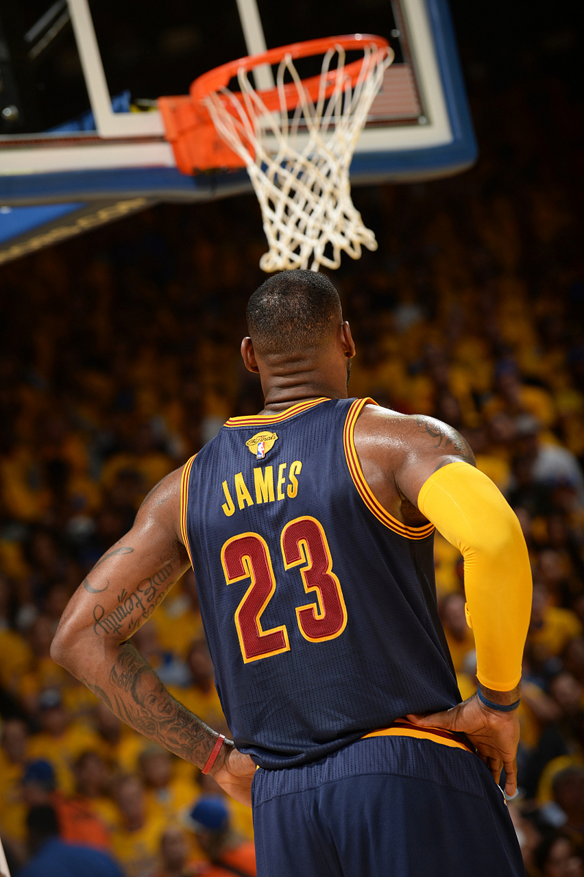 詹姆斯在生涯第21个赛季竟然砍下了三双!太厉害了!