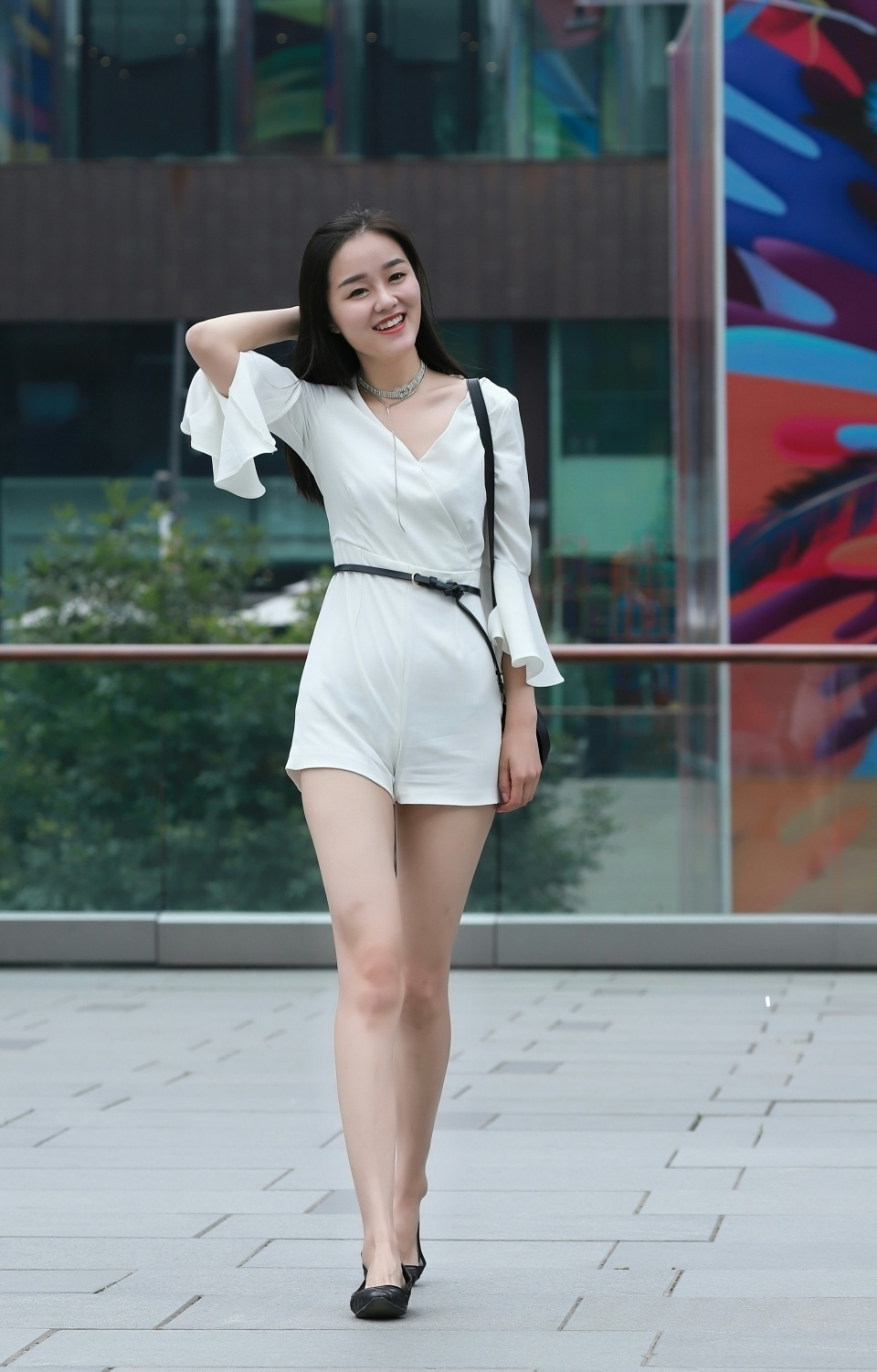 街拍路人:一身黑色的冷酷装扮,小姐姐姿态很是高傲!