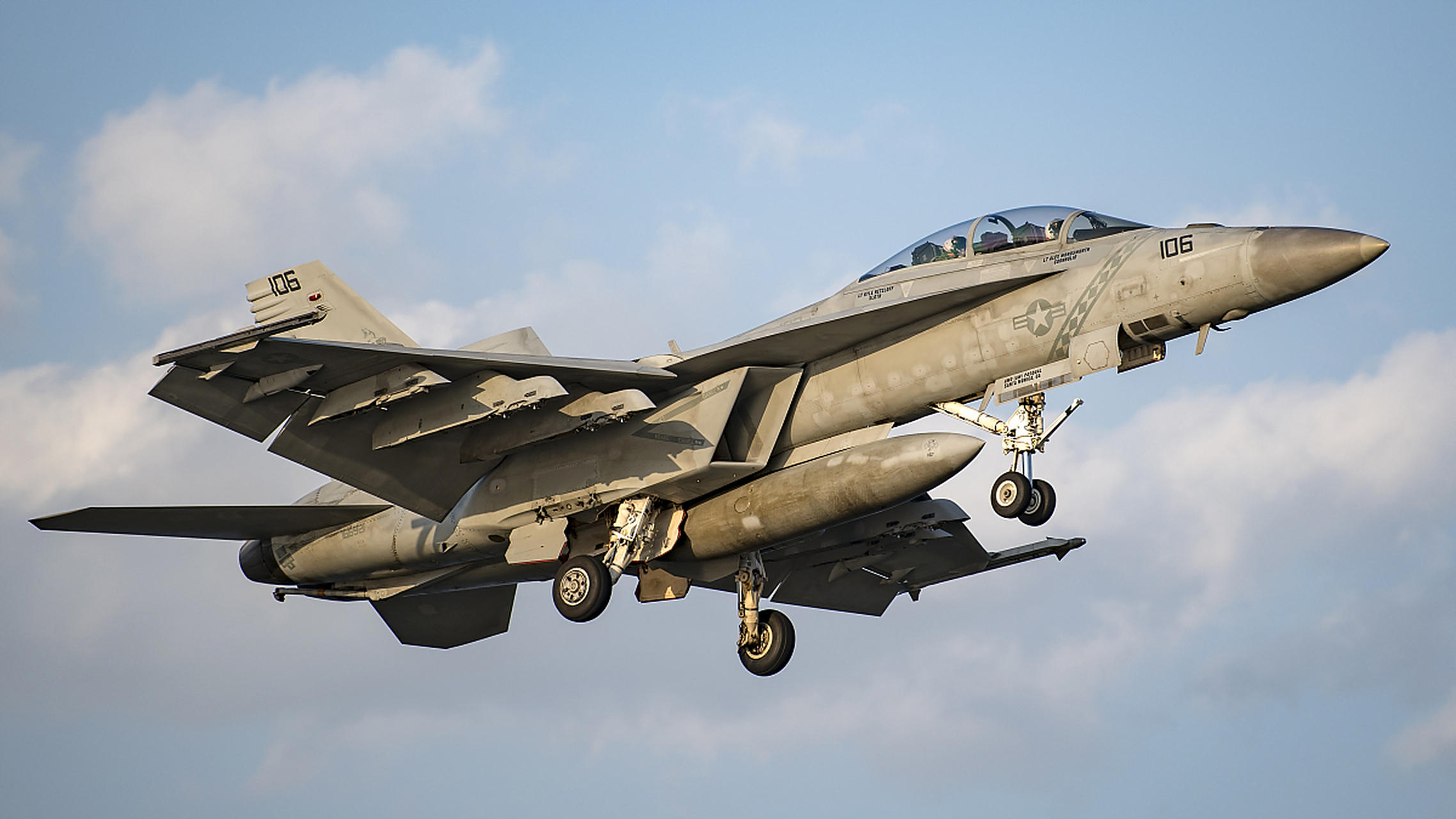 美国太平洋时区24日23时54分左右,美国一架f/a-18"大黄蜂"战斗机在加