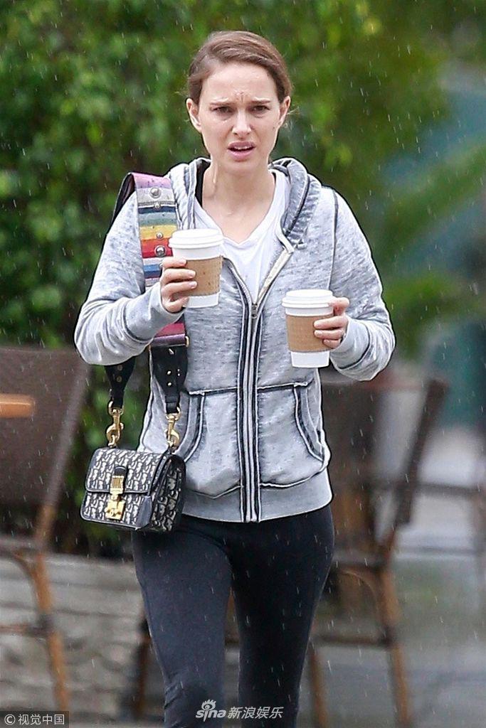 组图:娜塔莉·波特曼冒雨散步喝双份咖啡 表情狰狞似感冒擤鼻涕