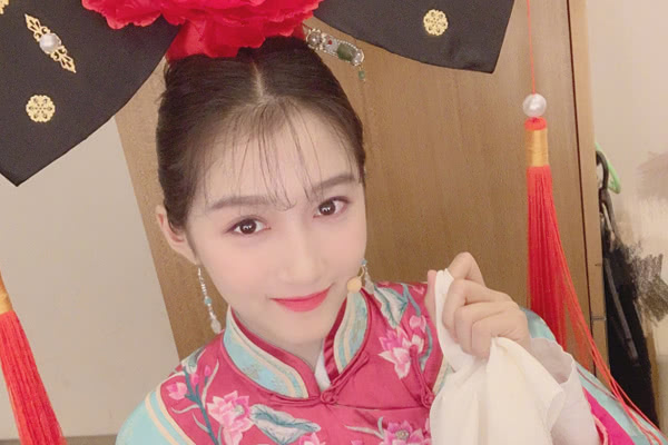 关晓彤当上大明星,姐姐关晓珊却在卖拉面?