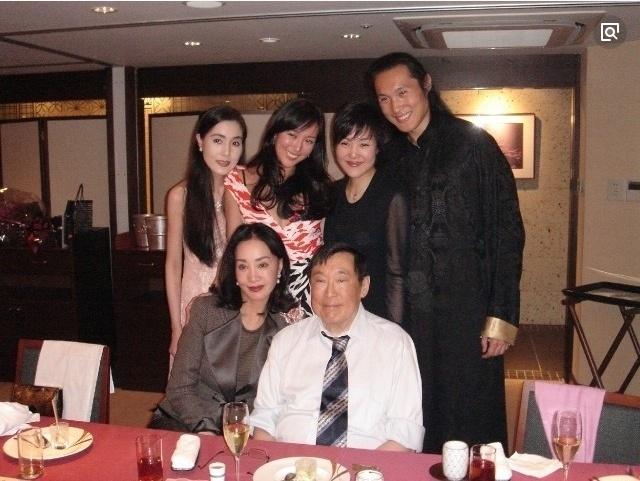 但是何莉莉都一直在旁边默默陪伴,陪着他度过生命中最后的时光,一直