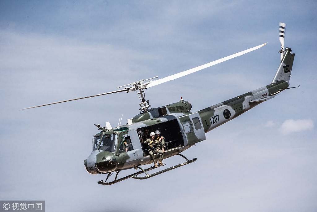 黎巴嫩举办首届空军开放日 儿童戴头盔体验重炮