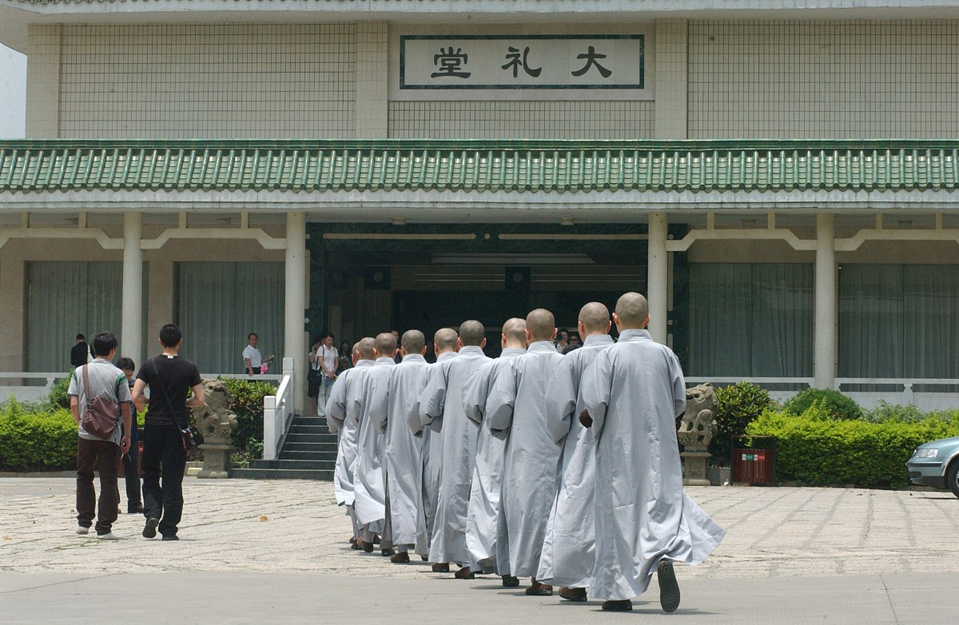 近年来,随着人们对殡葬服务需求的增加,深圳市殡仪馆也在不断完善自己