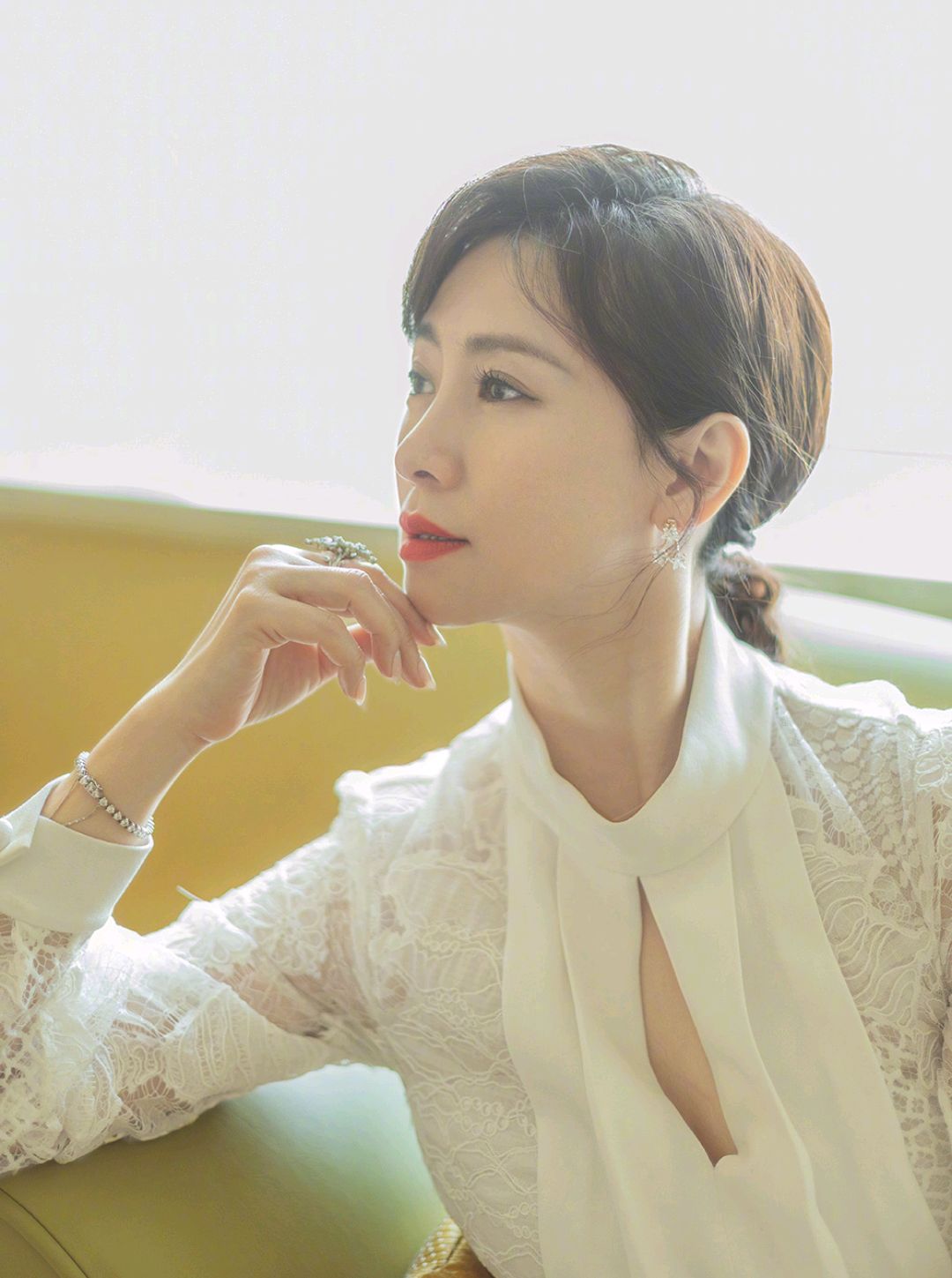 52岁的翁虹状态真好,身穿一袭白色连衣裙配精致耳环,时尚又减龄