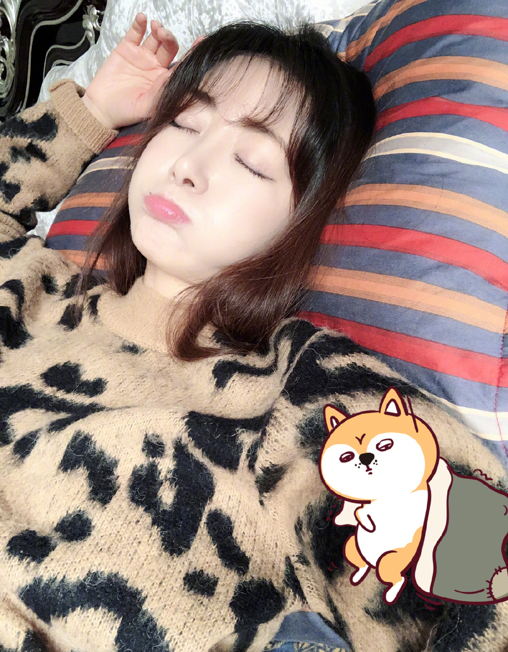 陈紫函一个人躺在床上自拍,一脸的生无可恋,嘟嘴卖萌的样子十分少女