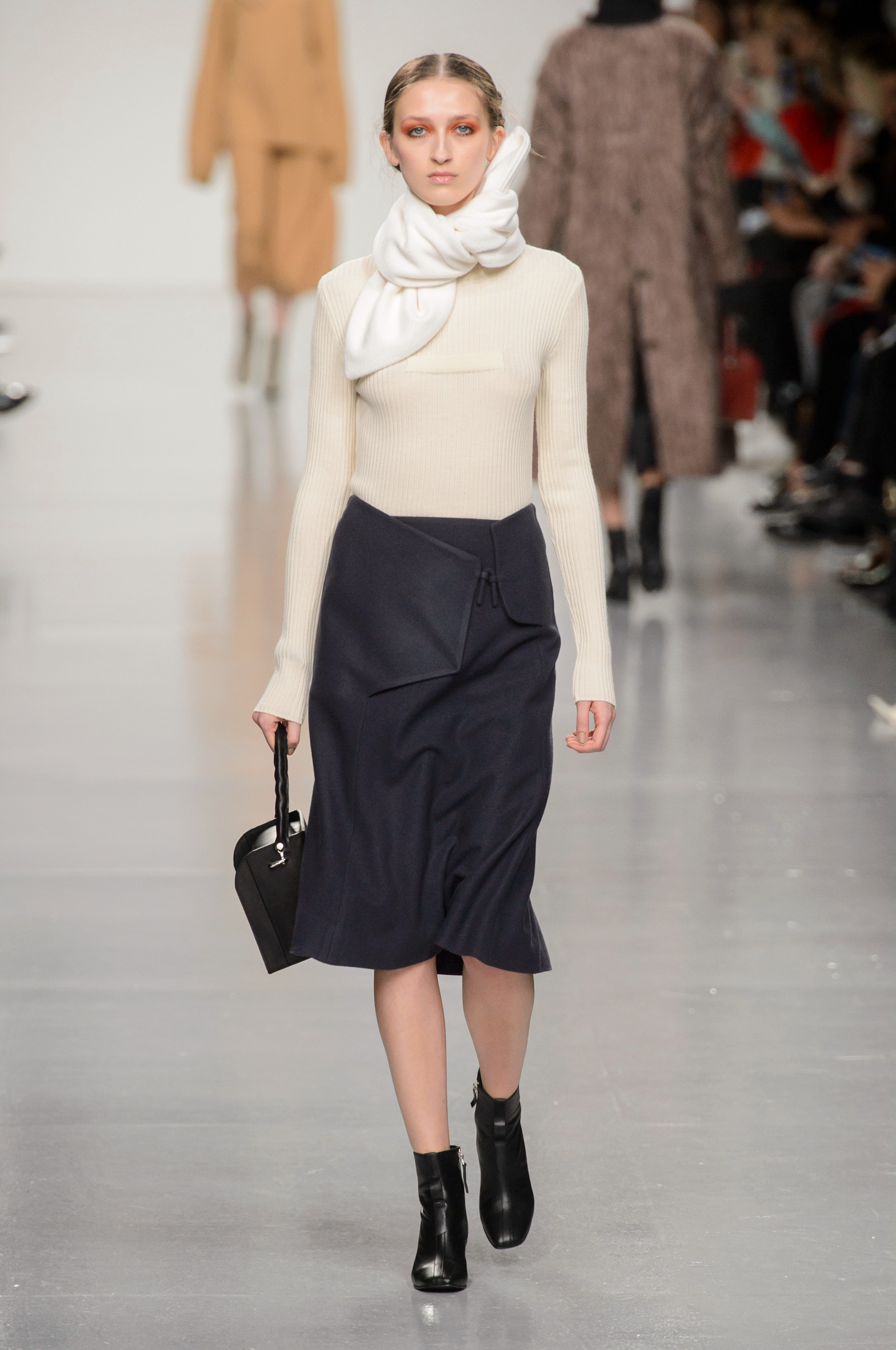 穿了一条深色的裙子,对身材会有修饰作用,而且还自带气场