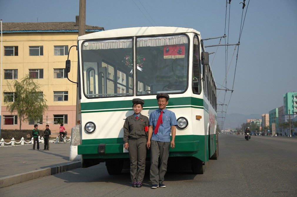 实拍朝鲜普通民众生活,好像回到了七十年代的岁月!