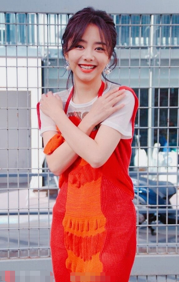 谭松韵亮相时装周,一袭红裙优雅大气,软萌少女秒变气质女神!