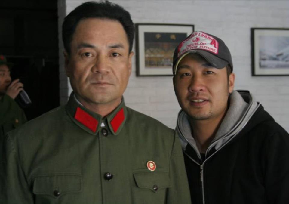 看似成熟稳重的尤勇智,其实年少的他特顽皮,现在夫妻二人很恩爱