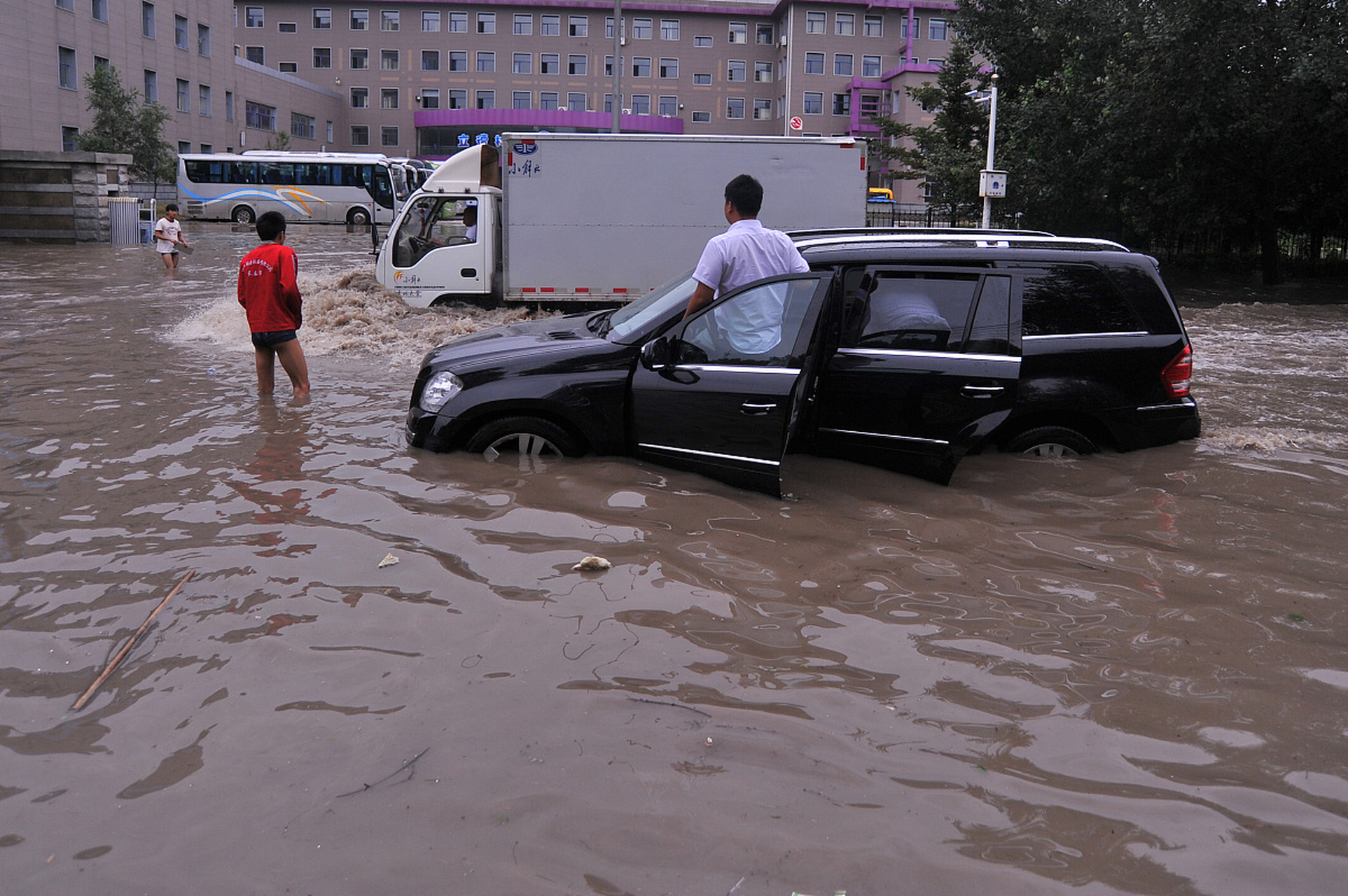 北京门头沟暴雨汽车大量被冲走