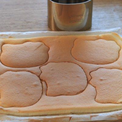 5,烤好后脱模,用慕斯模具压出蛋糕片备用