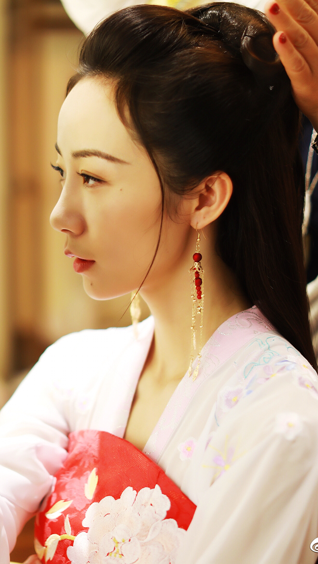 韩雪《红昭愿》幕后拍摄花絮,以扇遮面,红衣动人,宛若月下仙子