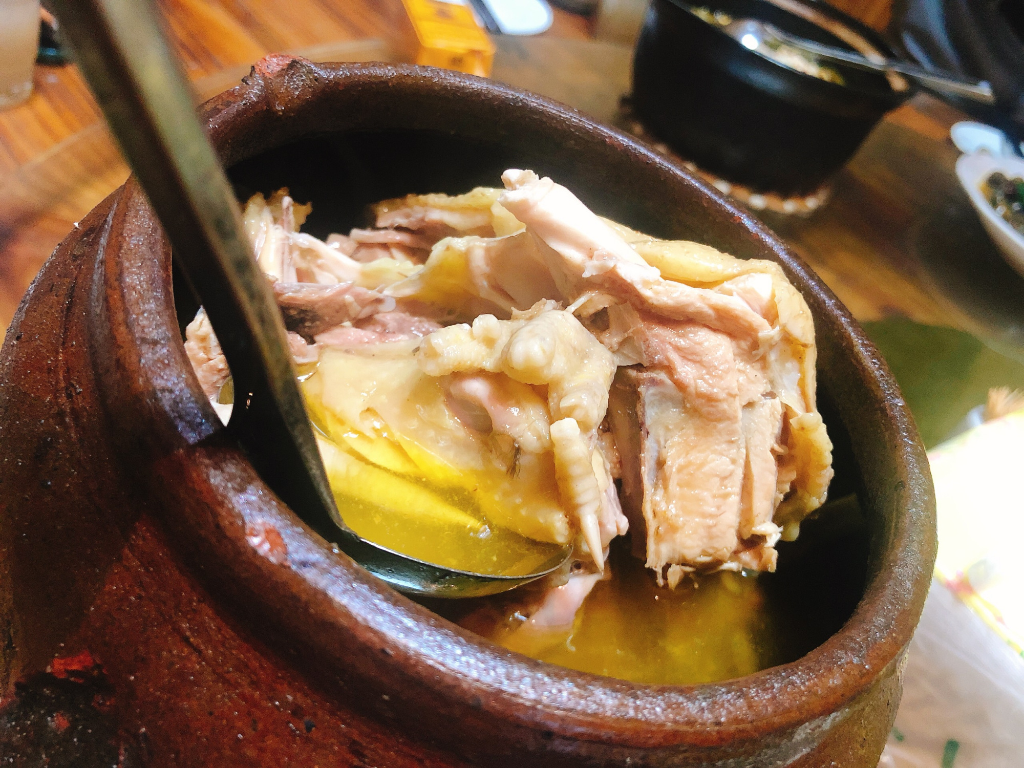 汤瓶煨山鸡:一碗"烟火味" 慰藉赶路人