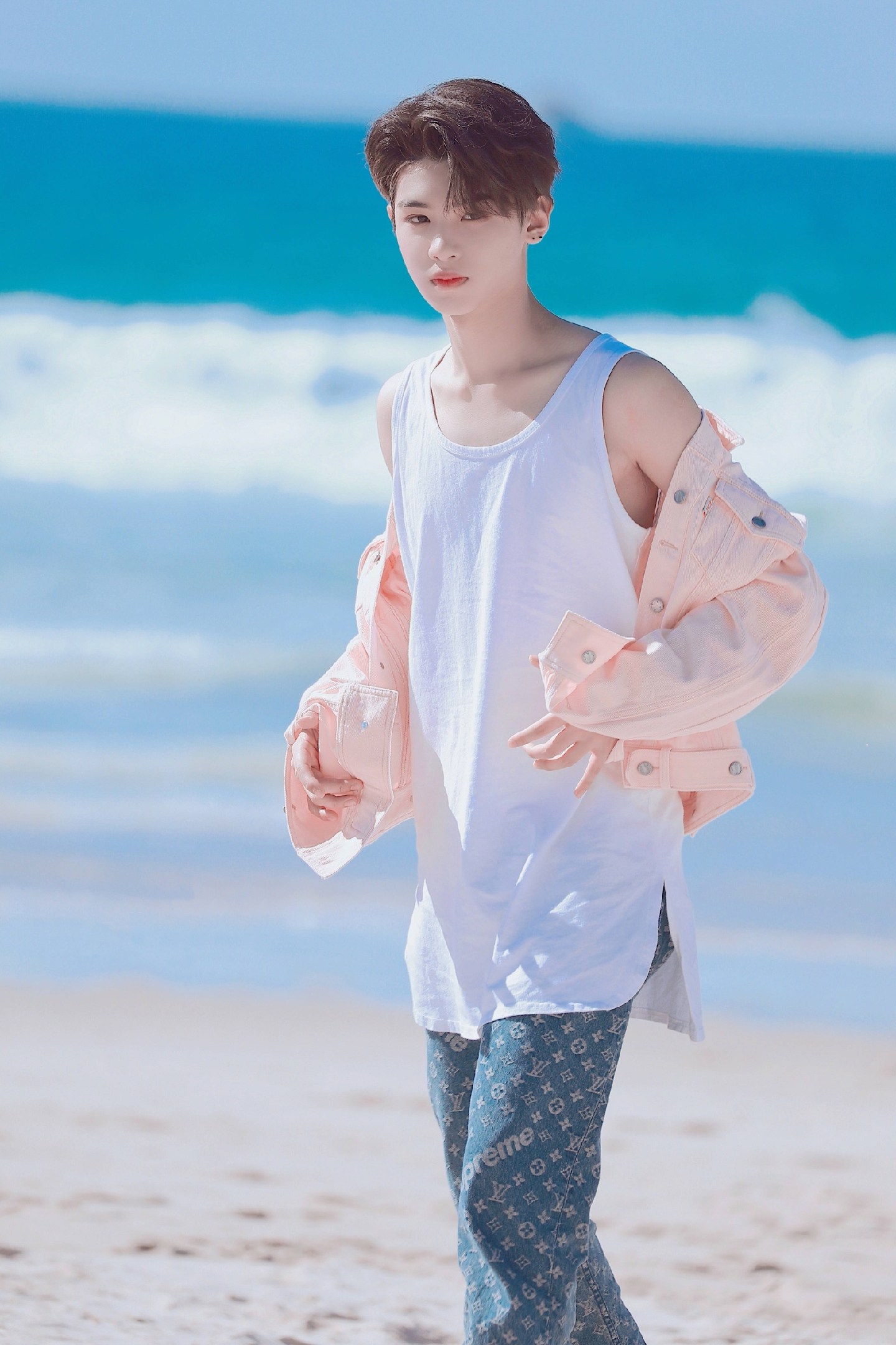 小鬼justin朱正廷海边嬉戏,阳光海滩与美少年,哪个更让你着迷?