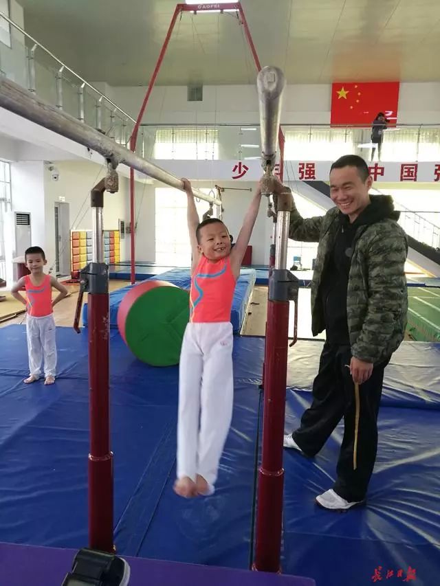 李小双体操学校,小选手进行双杠练习 记者余国华 摄